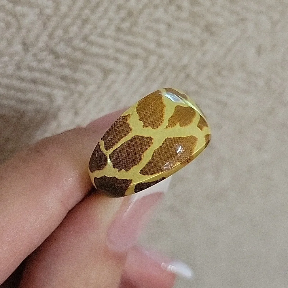 GIRAFFE PRINT ACRYLIC RING - Picture 5 of 6